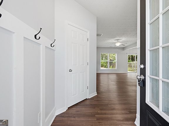 4th image of 905 Tamarisk Pl