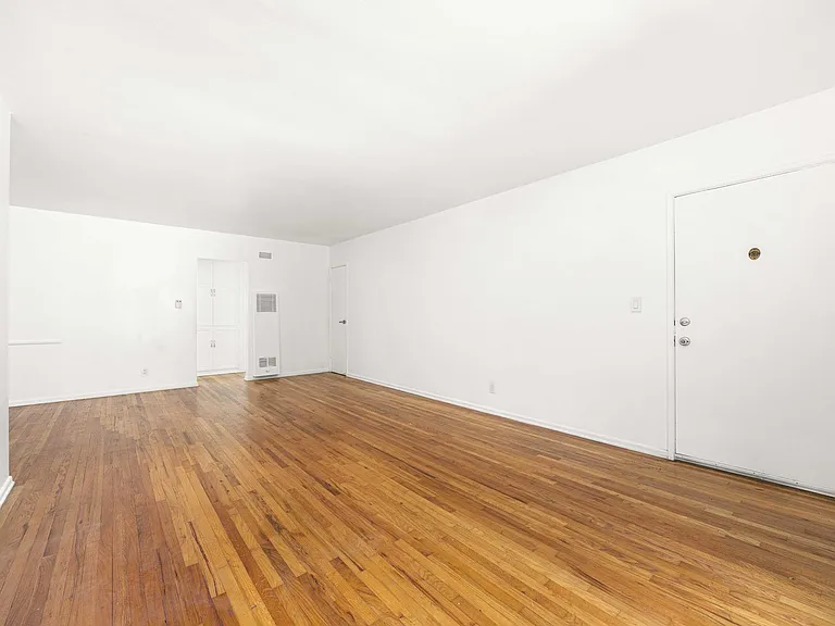 Hollyview Apartments — Photo 18