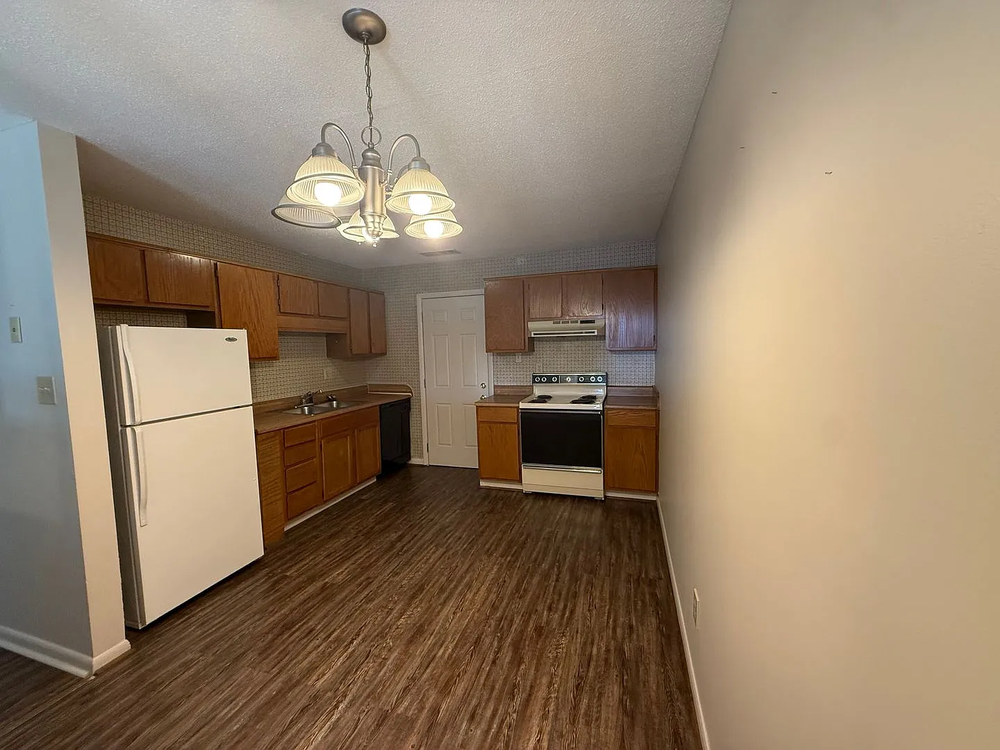 605 Adelle Street SW — Photo 4