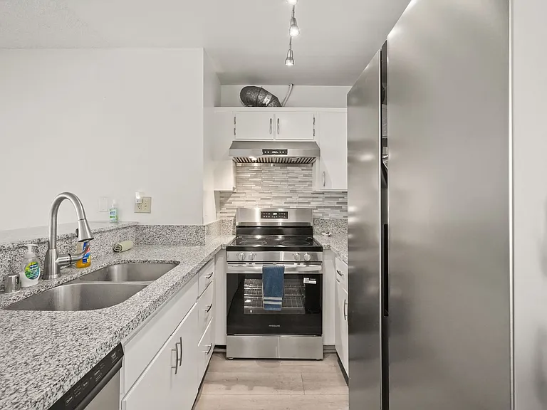 1885 Veteran Ave #207 — Photo 1
