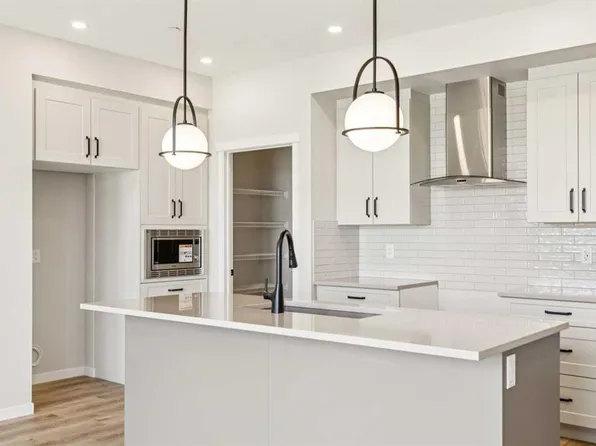30 S Hotchkiss Gdns SE, Calgary, AB T3S 0T5