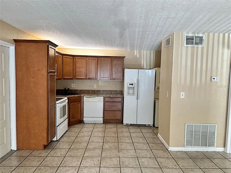 8205 Sun Spring Cir #B1 — Photo 3