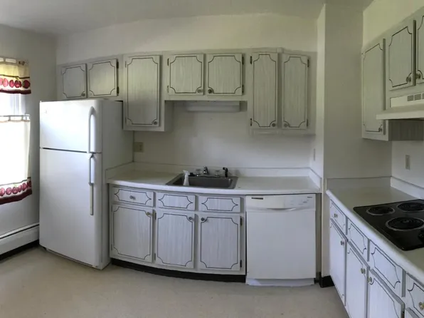 10 Aron Dr APT 3, Auburn, ME 04210