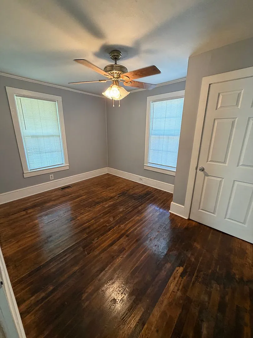 Newly renovated 2 bedroom house with large yard — Photo 3