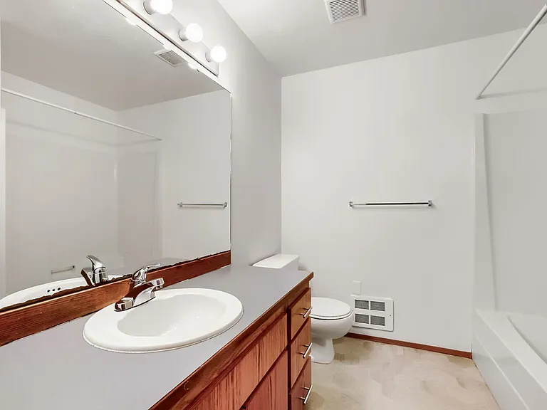 7020 Lynnwood — Photo 8
