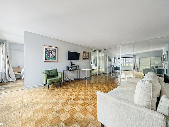 5th image of 118 E 60th St APT 32A