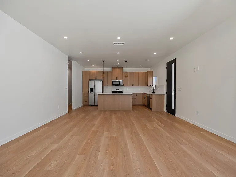 21824 Cohasset St — Photo 3