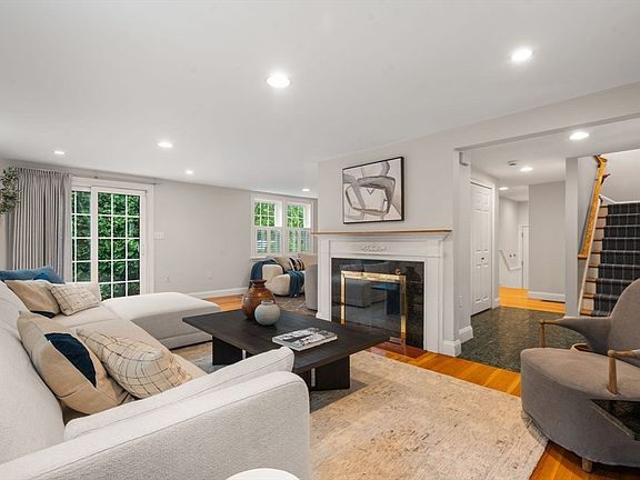 4th image of 155 Oak St