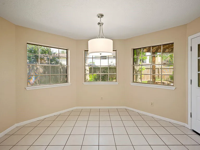710 Lochnell Dr — Photo 14