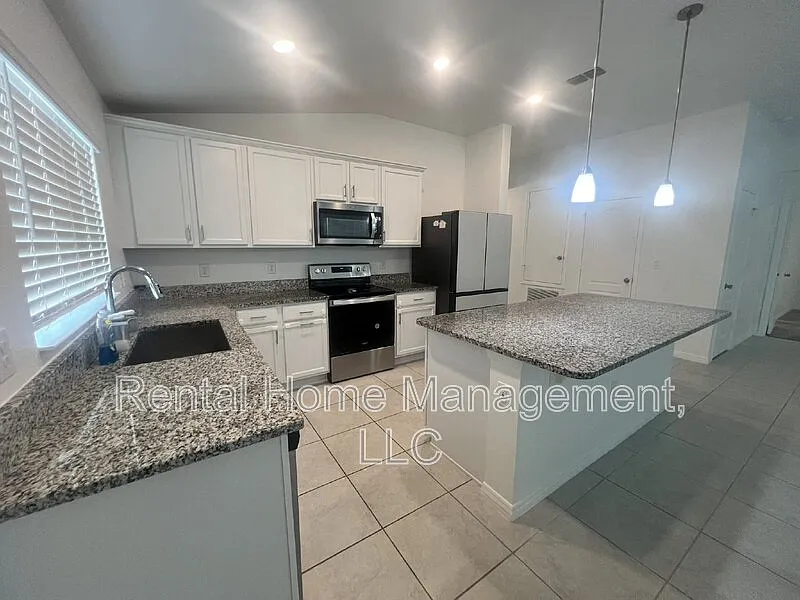 4 bed, 2.0 bath, 1696 sqft, $2,195 — Photo 2