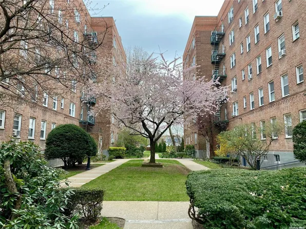 32 Cathedral Avenue #3E, Hempstead, NY 11550