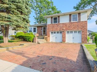 121 Henry St, Massapequa, NY 11758