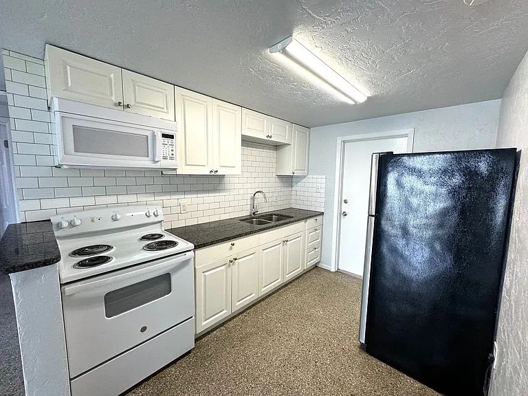 319 & 321 9th St Dr W — Photo 3