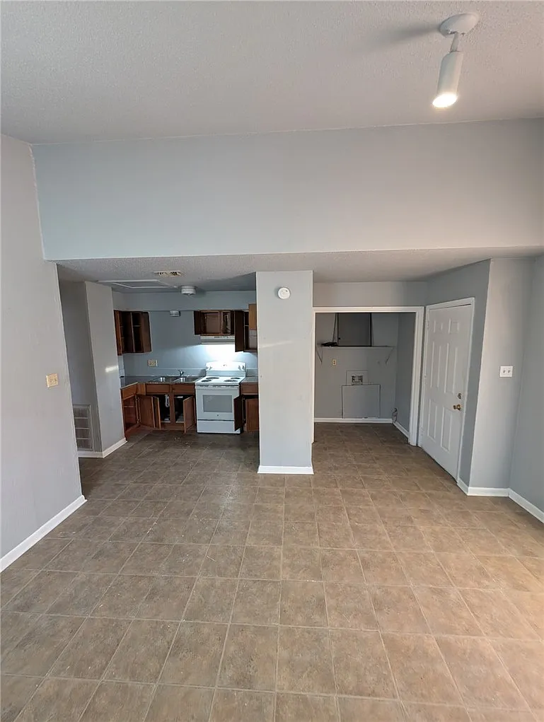 2 bed, 745 sqft, $1,100 — Photo 2