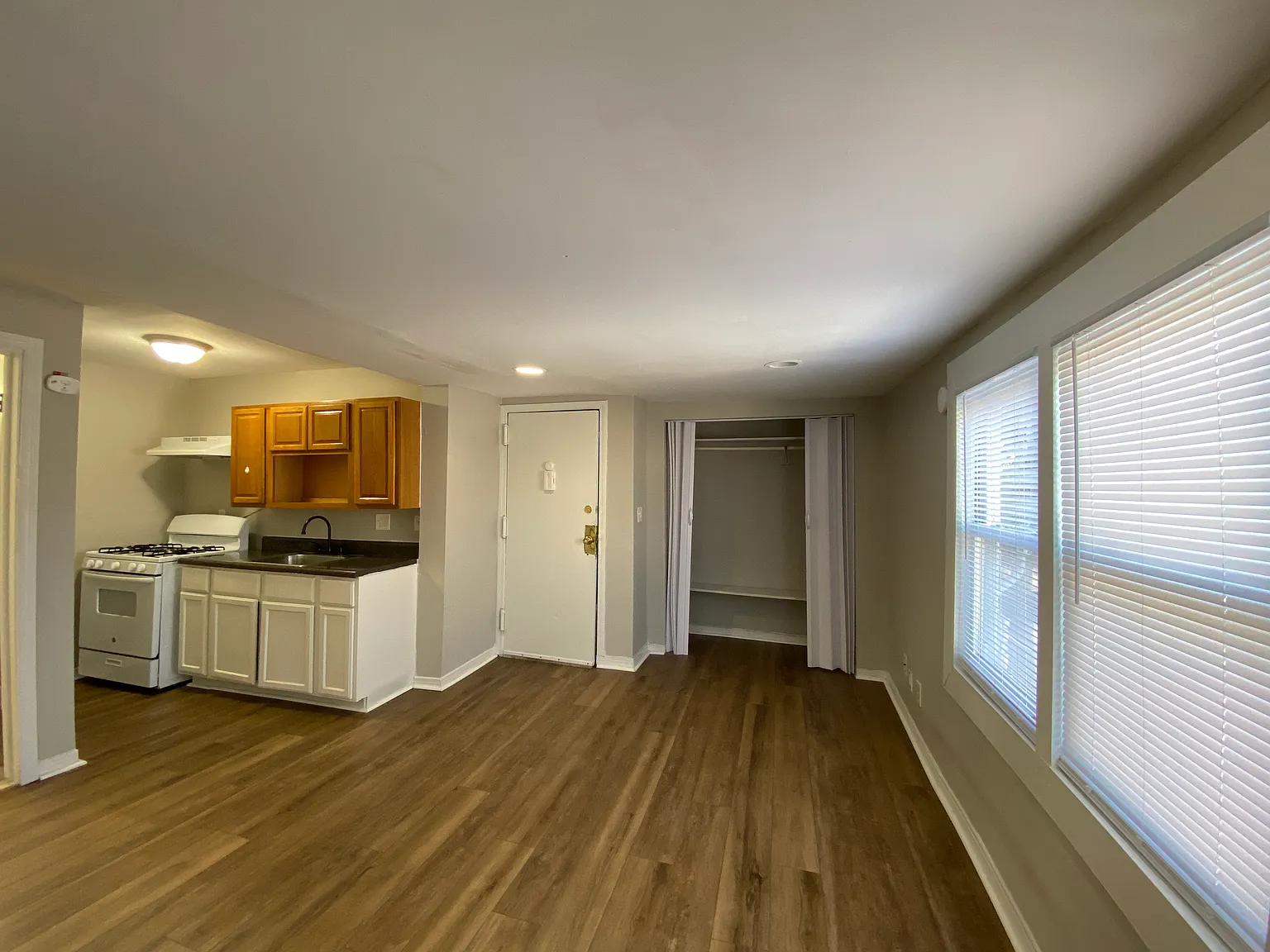 Studio, $1,075 — Photo 1