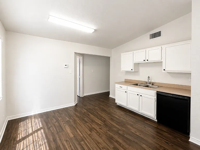 4001 Colonial Sun Dr — Photo 8
