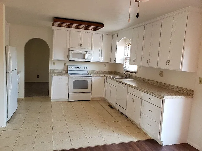 2212 Glenwood Cir — Photo 4