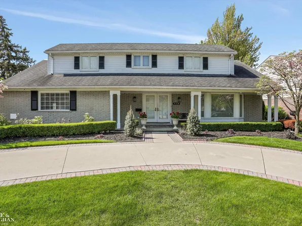 989 Woods Ln, Grosse Pointe Woods, MI 48236