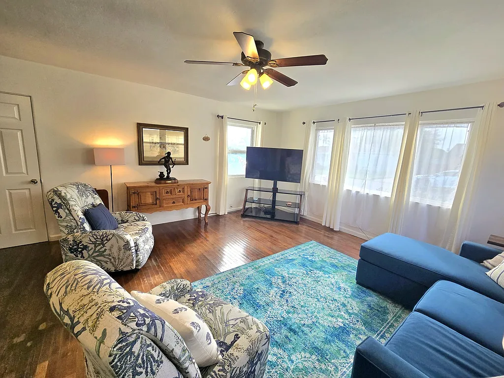 2 bed, 1.0 bath, $5,425 — Photo 4