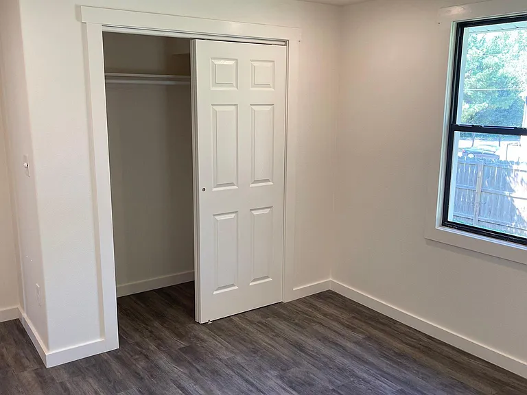 232 W Ash St — Photo 6