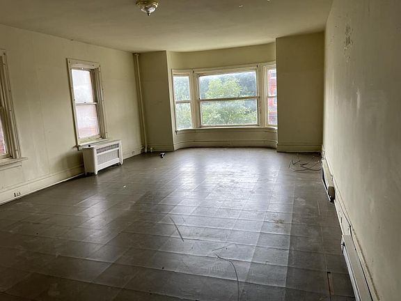 5th image of 1600 Market St