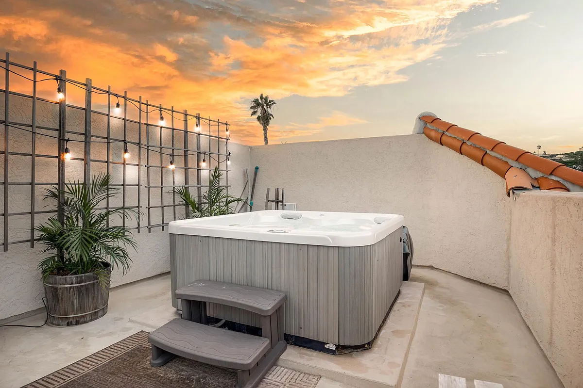 Private Roof Top Hot Tub - 1079 Sapphire St