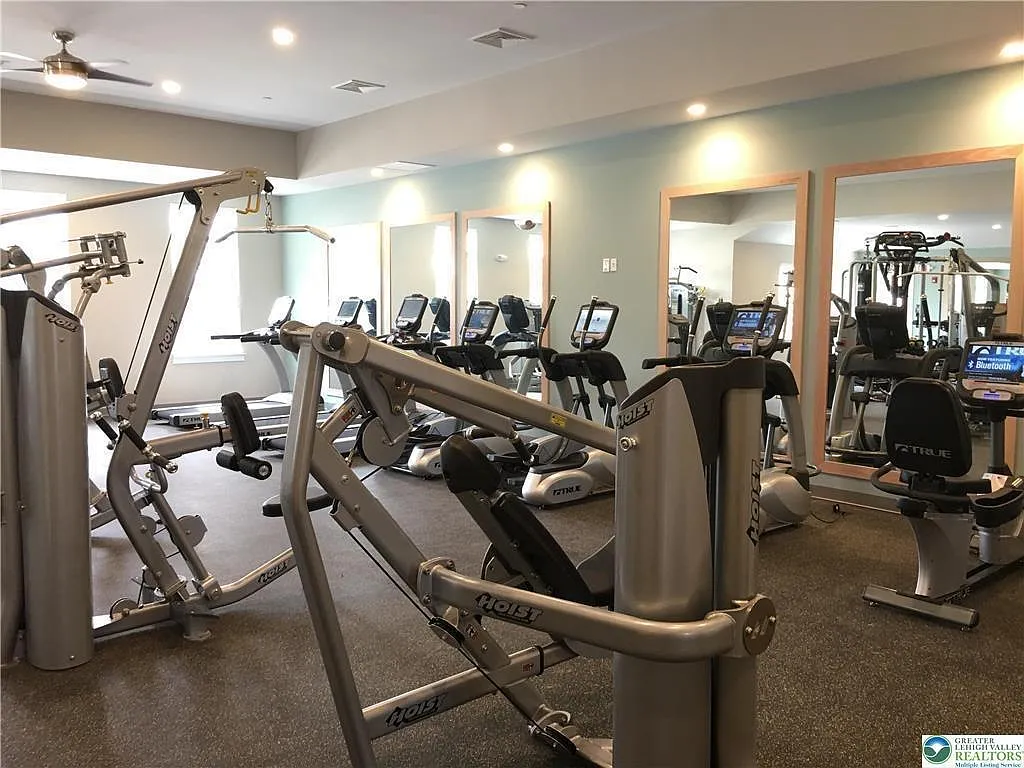 1 bed, 1.0 bath, 787 sqft, $2,090 — Photo 2