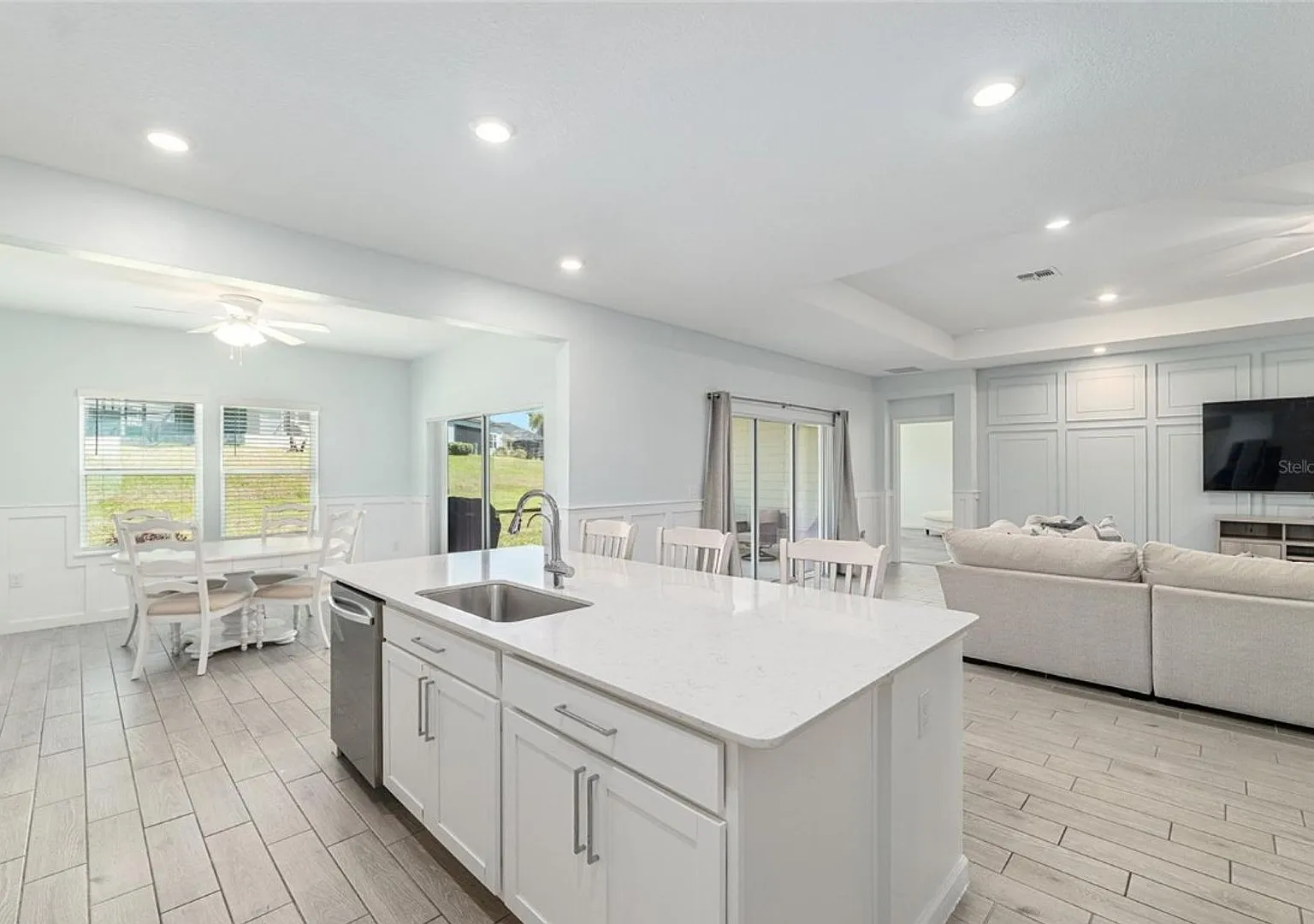 Gorgeous 4/3 with 3 Car Garage — Photo 2