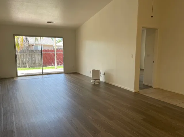 5 bed, 1900 sqft, $2,495 — Photo 3