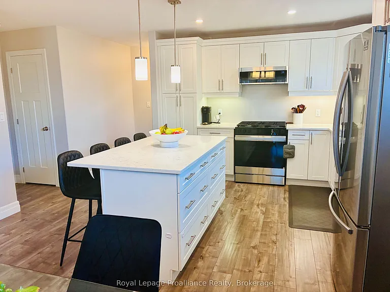 48 Mercedes Dr — Photo 9