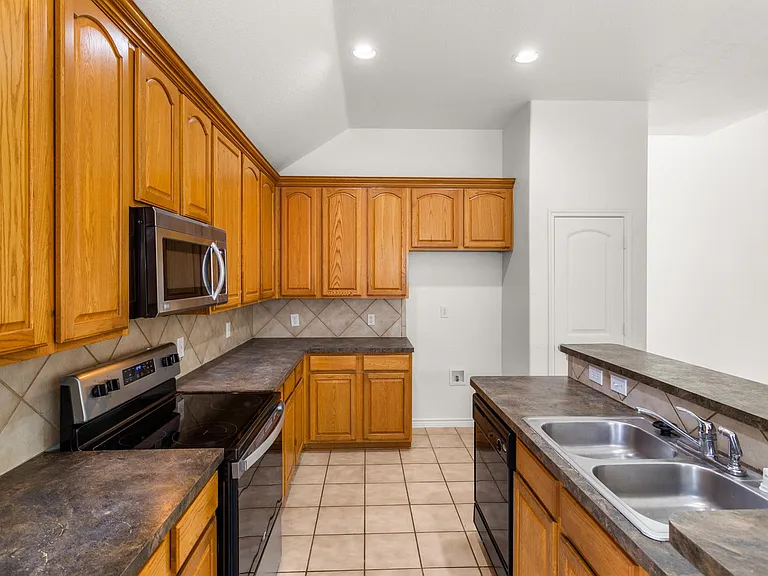 8200 Hitching Trl — Photo 11