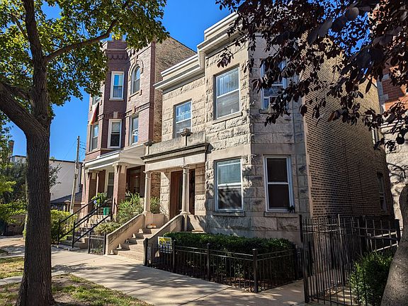 2nd image of 950 N Leavitt St #1