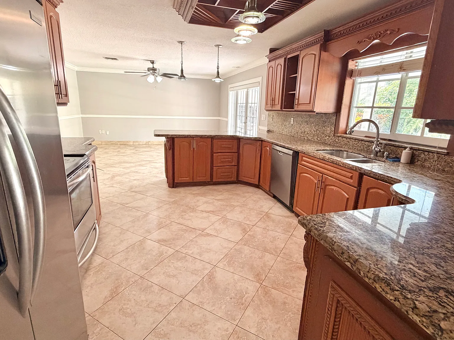 4 bed, 2.5 bath, 2324 sqft, $4,500 — Photo 3