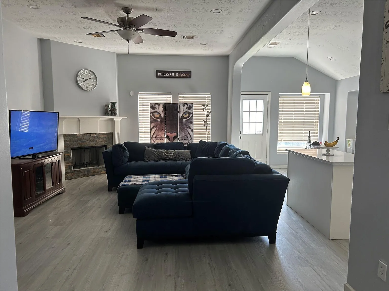 3 bed, 2.0 bath, 1831 sqft, $2,350 — Photo 2