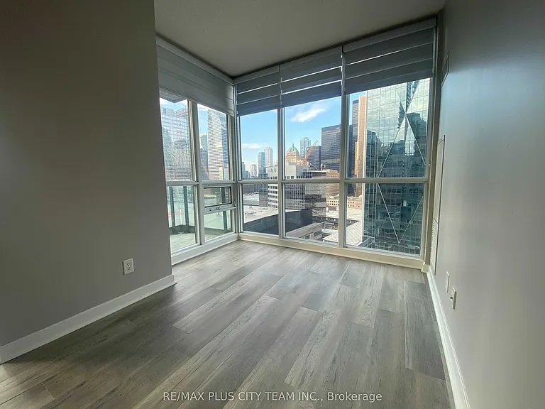 18 Harbour St #1802 — Photo 2