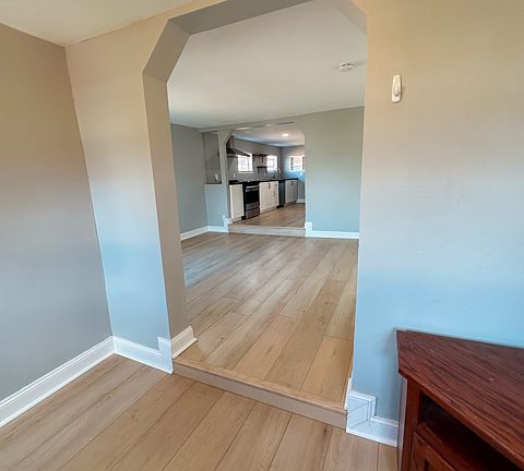 3rd image of 1570 W Alaska Pl