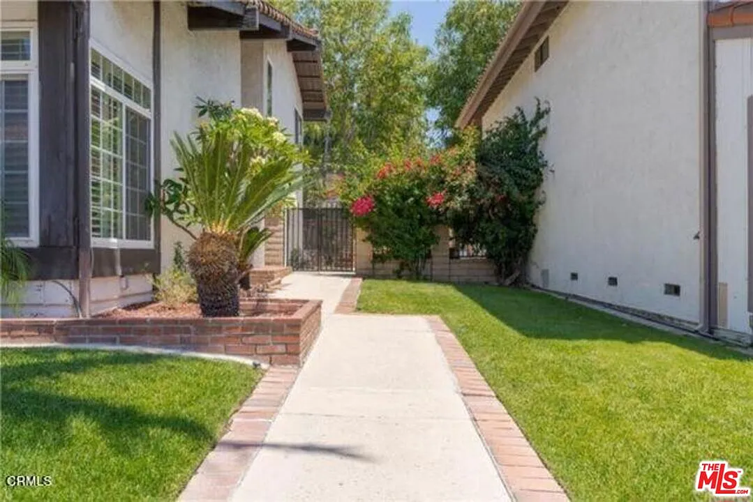 4 bed, 2.5 bath, 2460 sqft, $4,950 — Photo 2