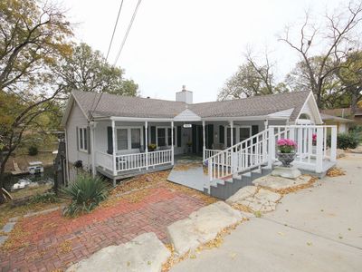 923 NW South Shore Dr, Lake Waukomis, MO, 64151