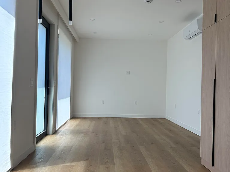 486 Roosevelt Ave — Photo 11