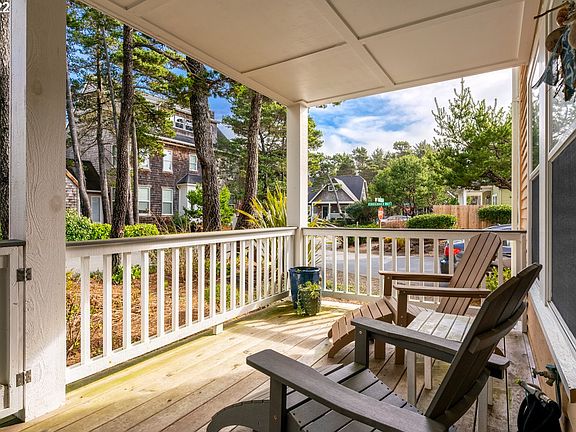 3rd image of 311 KINNIKINNICK WAY