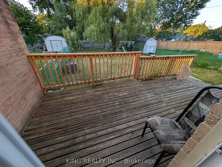 37 Vanier Pl — Photo 22