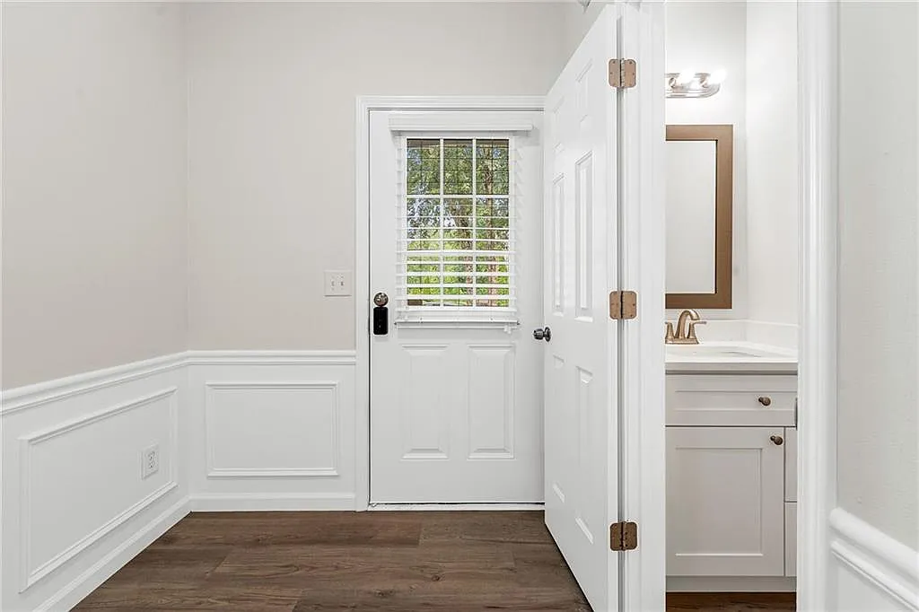 3 bed, 2.5 bath, 1615 sqft, $2,200 — Photo 4