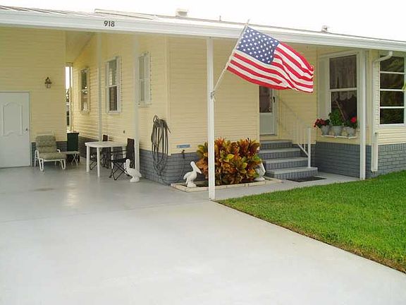 3rd image of 918 Hawthorn Cir