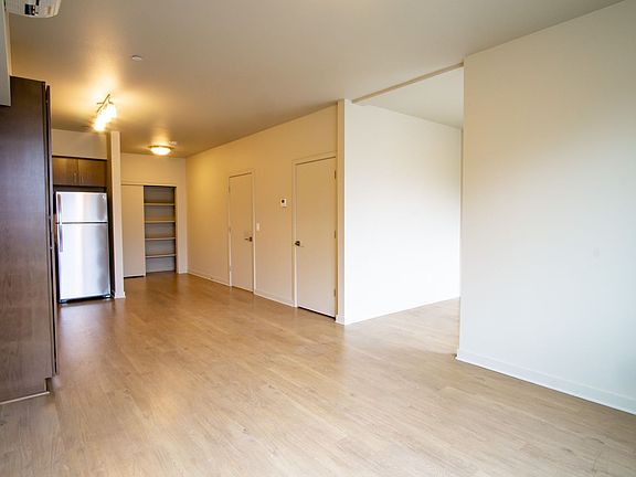 3rd image of 2250 NE Glisan St #0