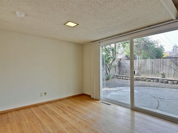 5th image of 320 Manzanita Ave