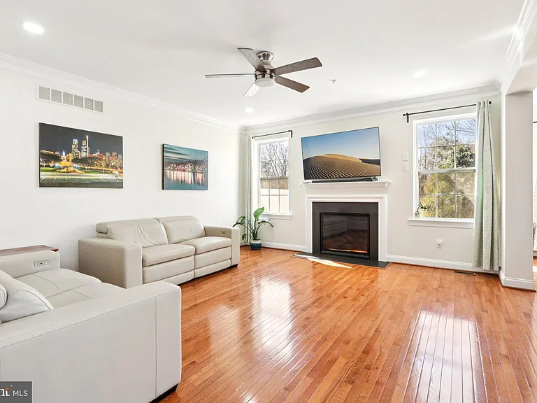 1035 Thorndale Dr — Photo 14