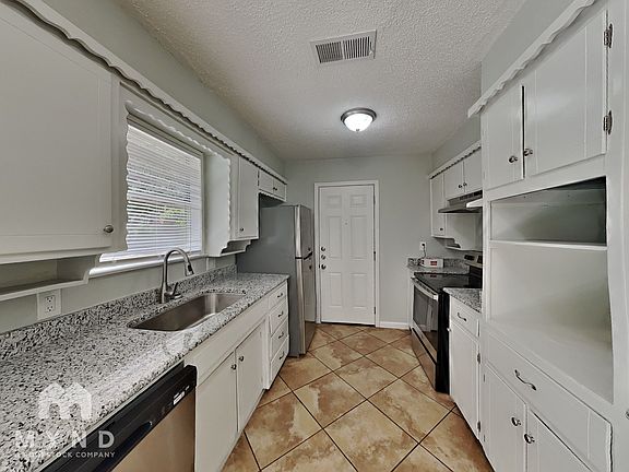 3rd image of 729 Plymouth Dr