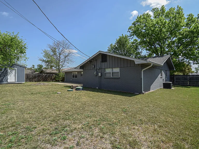 205 Tanglewood Rd — Photo 38