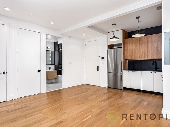 3rd image of 961 Willoughby Ave #511