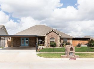 833 SW 11th St, Moore, OK 73160